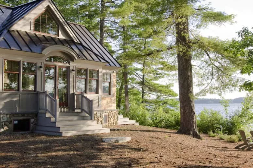 Service - construction detail on lakeside foundation